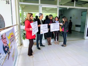 Manifestação na entrada do HUSM